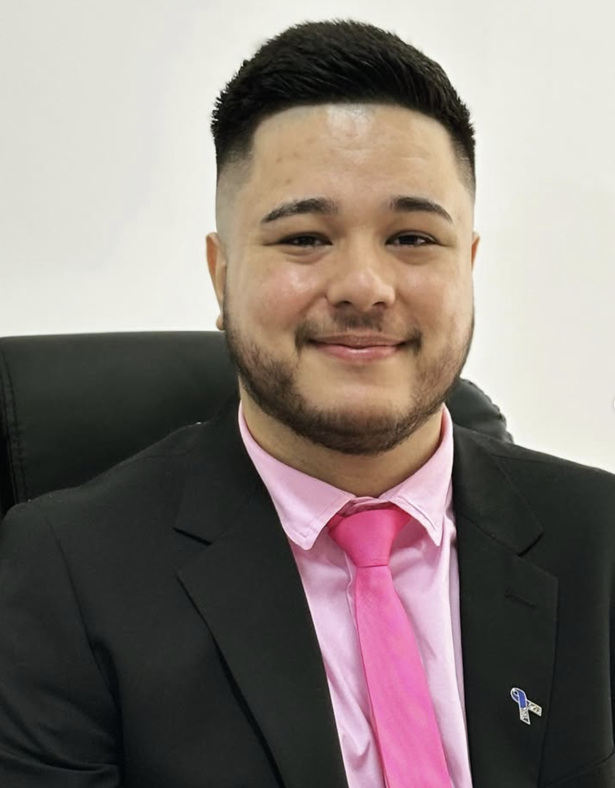 Deyvson de Lima em seu escritório em Mafra SC